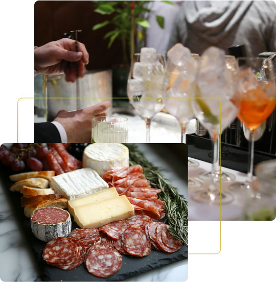 Un elegante aperitivo con cocktail e drink ghiacciati, accompagnato da un assortimento di salumi e formaggi su un tavolo decorato.