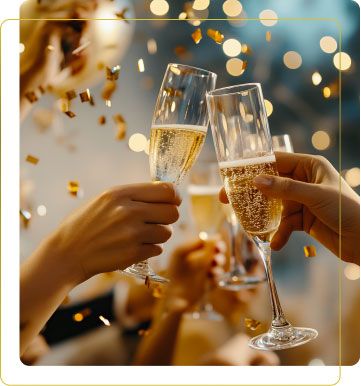 Eventi. Un gruppo di persone alza flute di champagne in un brindisi festoso, circondati da luci e coriandoli scintillanti, creando un'atmosfera di celebrazione.